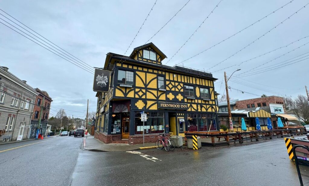 Street view of the Fernwood Inn in Victoria, BC